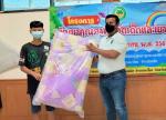 นายกฯและรองนายกฯมอบของรางวัลให้แก่ผู้เข้าร่วมโครงการ