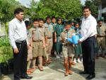 มอบบัวรดน้ำตามโครงการโรงเรียนวิถีพอเพียงแก่่โรงเรียนจอมไตรแล